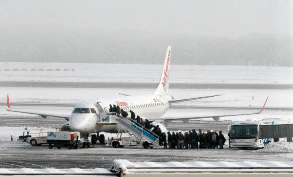 Los pasajeros suben a bordo de un Canadair Regional Jet de Air Europa estacionado frente a la T-2 del aeropuerto de Barajas.