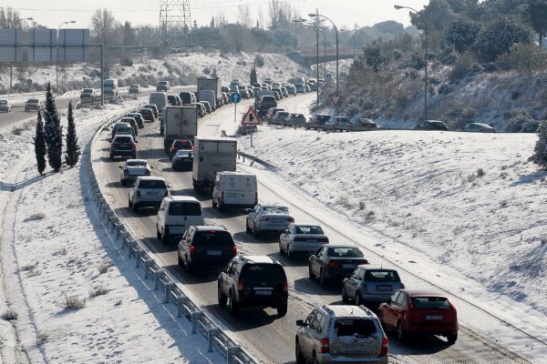 Las precipitaciones de nieve de las últimas horas están dificultando el tráfico en numerosas carreteras de la red principal.