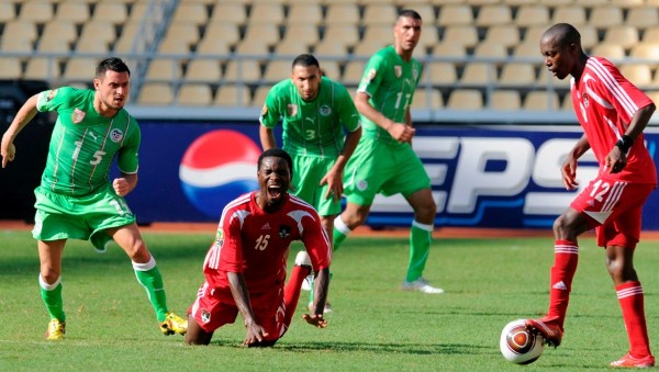 El jugador de la selección de Argelia Karim Ziani (i) comete falta sobre Robert Ngambi (2i), de Malawi.