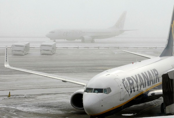 Un Boeing 737-800 de Air Europa rueda en condiciones de escasa visibilidad por las pistas del aeropuerto de Barajas,ayer.