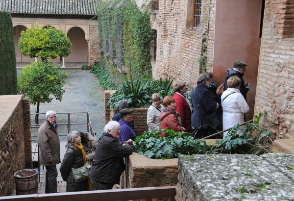 Un grupo de turistas visita la Alhambra de Granada, en el día de la presentación del balance anual del Patronato de la Alhambra y el Generalife correspondiente a 2009.