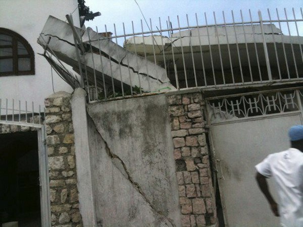 Fotografía cedida por Radioteleginenhaiti.com hoy, martes 12 de enero de 2010, que muestra una grieta en una edificación en Puerto Príncipe (Haití).