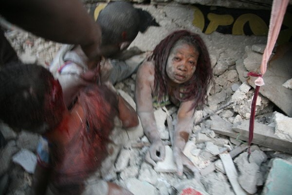Fotografía cedida por Radioteleginenhaiti.com que muestra a una mujer en medio de los escombros en Puerto Príncipe (Haití), tras el sismo de 7 grados de la escala Richter que sacudió al país más pobre de América.