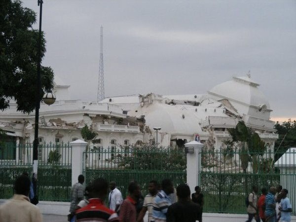 Fotografía cedida por Radioteleginenhaiti.com muestra el estado del palacio presidencial ubicado en Puerto Príncipe (Haití), tras el sismo de 7 grados de la escala Richter que sacudió al país más pobre de América, con consecuencias potencialmente 