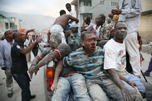 Varioshombres heridos en una camioneta en Puerto Príncipe.
