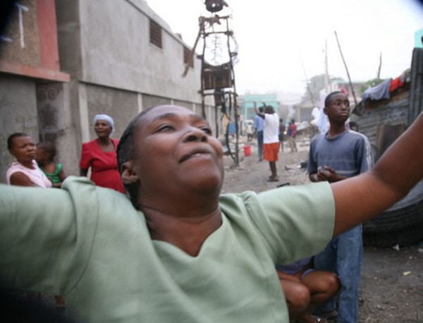Una mujer en Puerto Príncipe (Haití) se lamenta de la tragedia tras el temblor.
