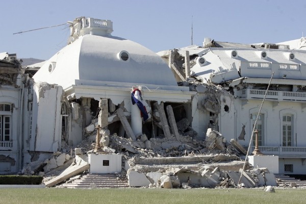 Vista del estado de destrucción en que quedó la entrada principal del Palacio Nacional de Haití, en la capital Puerto Príncipe.