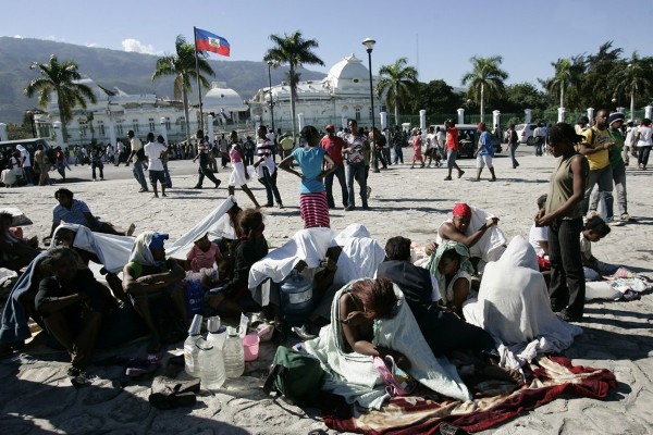 Miles de personas buscan refugioen una plaza ubicada frente al destruido Palacio Nacional, en Puerto Príncipe (Haití).