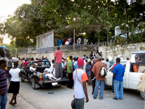 Confusión y horror en las calles de Puerto Príncipe.