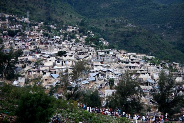 Estado en el que quedó un poblado tras el terremoto de siete grados en la escala de Richter que azotó Haití.