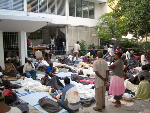 Se teme una elevada cifra de muertos. En la foto, los heridos son ayudados en un hospital de campaña de la ONG Médicos Sin Fronteras (MSF).