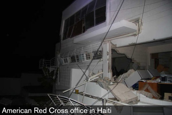 Oficinas de la Cruz Roja en Puerto Príncipe tras el terremoto de 7 grados de magnitud en la escala de Richter.