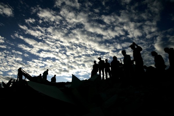 Un grupo de voluntarios busca cadáveres entre los escombros de una construcción en Puerto Príncipe (Haití). 