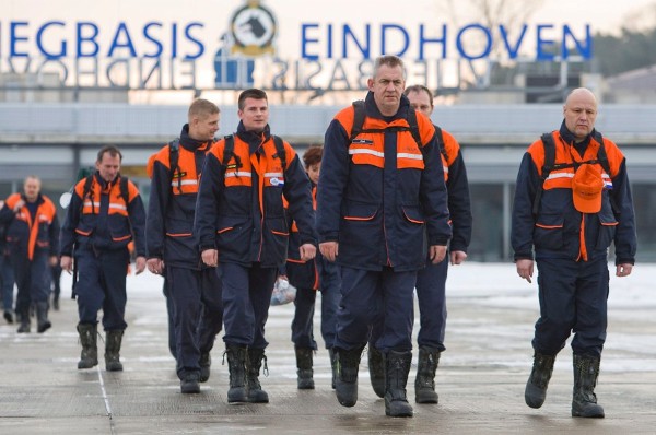 Miembros de los equipos de búsqueda y rescate holandeses se preparan para viajar a Haití desde el aeropuerto de Eindhoven.