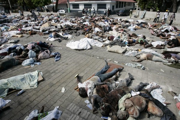 Vista de decenas de cadáveres en el patio del Hospital Genreal de Puerto Príncipe.