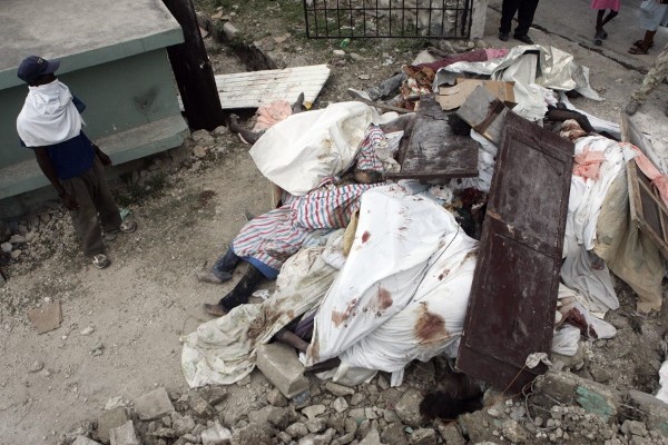 Decenas de cuerpos son arrojados en la fosa común del cementerio Raete de Freire, Puerto Príncipe.