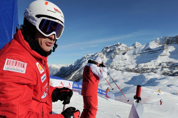 Fernando Alonso practica el esquí durante la tradicional carrera de slalom en Madonna di Campiglio.