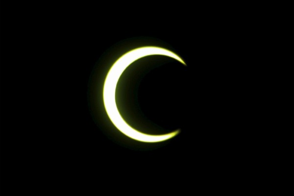 Imagen del eclipse parcial de sol visible desde Sri Lanka y captado desde una azotea en la capital del país, Colombo.