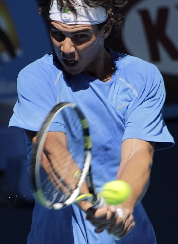 El tenista español Rafael Nadal devuelve la pelota hoy, sábado 16 de enero de 2010, durante una sesión de práctica para el Torneo de Tenis Abierto de Australia en el Melbourne Park en Melbourne. El Abierto Australiano, el primer Grand Slam del año, inicia este 18 de enero.
