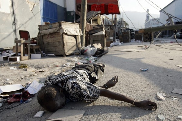 El cuerpo de una persona se observa tras los saqueos en la zona comercial de Puerto Príncipe.