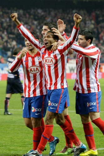 Los jugadores del Atlético de Madrid celebran el gol del brasileño Paulo Assunçao.
