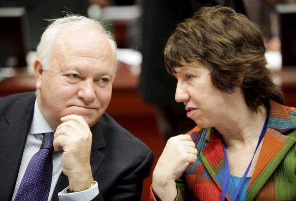 El ministro de Asuntos Exteriores español Miguel Ángel Moratinos escucha a la jefa de la diplomacia de la Unión Europea (UE) Catherine Ashton.