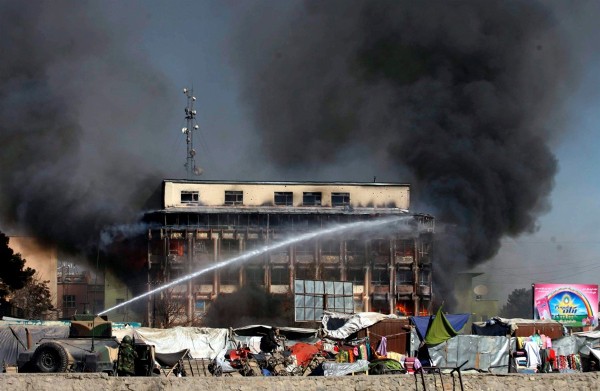 Los bomberos intentan apagar el incendio declarado en el hotel Serena durante un tiroteo entre combatientes talibanes y las fuerzas gubernamentales en Kabul.