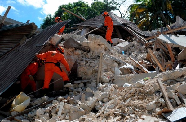 Un equipo de rescate holandés buscavíctimas del terremoto entre los escombros de una casa en Puerto Príncipe.