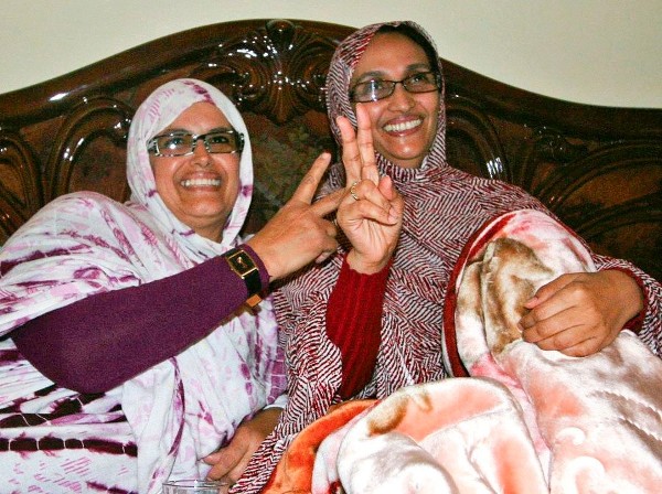 Foto de archivo de las activistas saharauis Elghalia Djimi y Aminatu Haidar (d) en la casa de Haidar en El Aaiún.