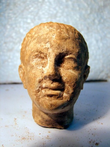 Escultura en piedra caliza de la era ptolemaica descubierta entre los restos de un templo dedicado a la diosa Bastet y perteneciente a la reina Berenice, esposa de Ptolomeo III.
