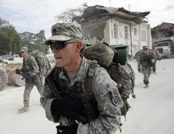Soldados estadounidenses caminan en Puerto Príncipe (Haití).