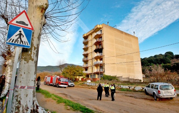Vista del edificio de seis plantas situado en el Arroyo de Sobirats, de la localidad de Arenys.