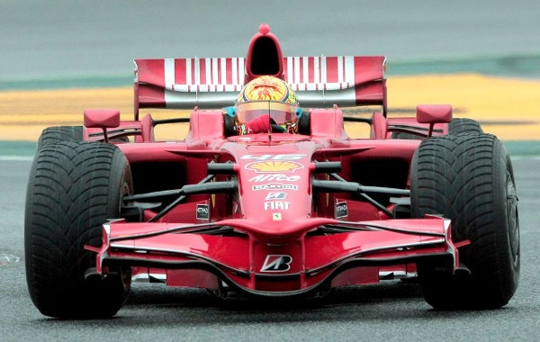 El piloto italiano Valentino Rossi, seis veces campeón del Mundo de Moto GP, prueba un monoplaza de Fórmula 1, el F2008, en un ensayo invitado por la propia escudería italiana en el Circuito de Cataluña, en Montmeló (Barcelona).
