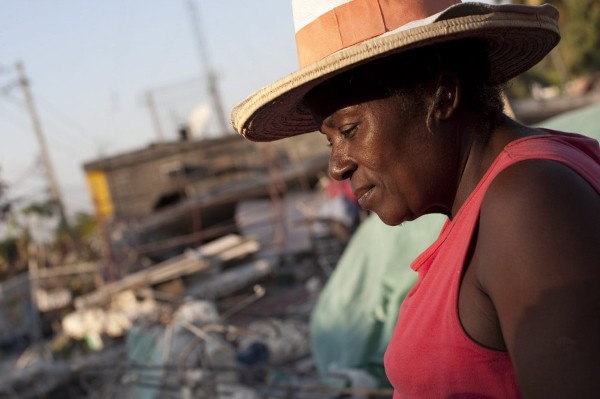 Marie Souise Lucdor permanece junto a los escombros de su casa en Puerto Príncipe.