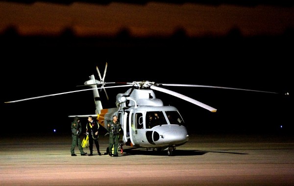 Un equipo de rescate aterriza en el aereopuerto de Almería durante las tareas de búsqueda de las tres personas desaparecidas tras caer al mar el helicóptero en el viajaban sobre las aguas de la costa mediterránea. 