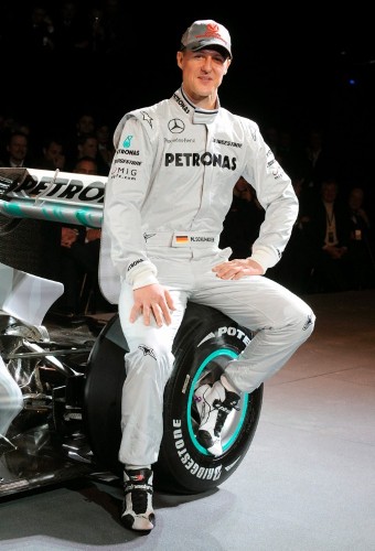 El piloto alemán de Fórmula Uno y siete veces campeón del mundo Michael Schumacher sonríe durante la presentación del Equipo Mercedes GP Petronas en el Museo Mercedes-Benz en Stuttgart, Alemania.