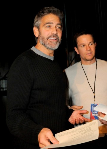 Fotografía cedida por la MTV que muestra al actor estadounidense George Clooney (izda) y el actor Mark Wahlberg.