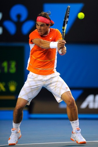 El tenista español Rafael Nadal devuelve la bola al británico Andy Murray.