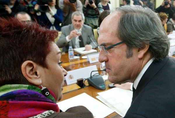 El ministro de Educación, Ángel Gabilondo, conversa con la subsecretaria de su departamento, Mercedes López Revilla.