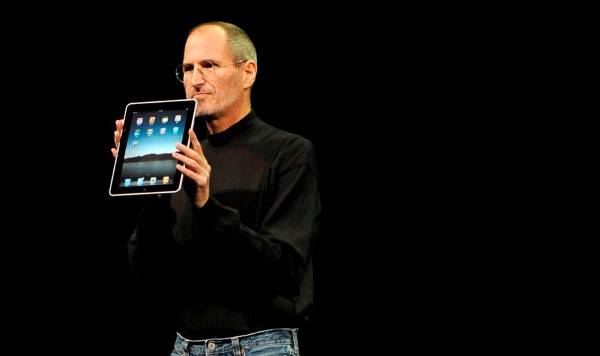 El consejero delegado de Apple, Steve Jobs, muestra su esperado ordenador tipo tabla, con el que, auguran ya algunos expertos, la firma californiana repetirá el éxito del iPhone y el iPod y podría ingresar miles de millones de dólares.