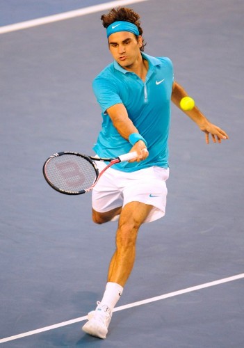 El tenista suizo Roger Federer devuelve la bola al francés Jo-Wilfried Tsonga en la semifinal masculina del Abierto de Australia en Melbourne, Australia.