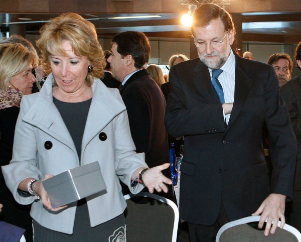 El presidente del PP, Mariano Rajoy, junto a la presidenta de la Comunidad de Madrid, Esperanza Aguirre.