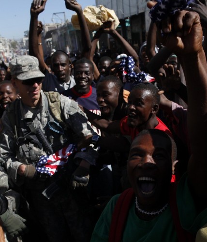 Soldados de Estados Unidos controlan los disturbios que se produjeron en el centro comercial de Puerto Príncipe (Haití).