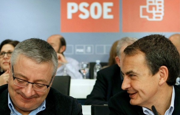 El presidente del Gobierno y líder del PSOE, José Luis Rodríguez Zapatero (d) y el vicesecretario general del partido y ministro de Fomento, José Blanco.