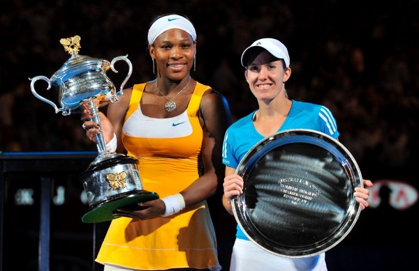 La tenista estadounidense Serena Williams (izq) y la belga Justine Henin (dcha) posan con sus respectivos trofeos tras disputarse la final femenina del Abierto de Australia de tenis disputada hoy, sábado 30 de enero de 2010 en Melbourne (Australia). Williams ganó el partido por 6-4, 3-6, 6-2.