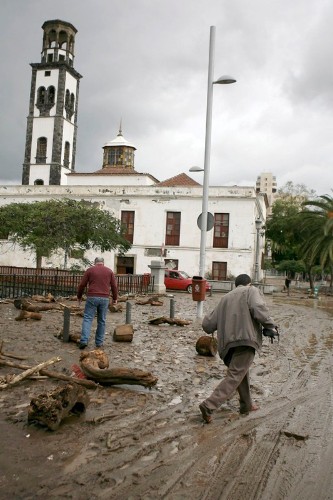 Las lluvias torrenciales dejaron hasta 200 litros por metro cuadrado en dos horas en algunos puntos de Tenerife y han causado numerosos destrozos.