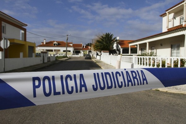 La policía judicial acordona la vivienda encontrada con una gran cantidad de explosivos.