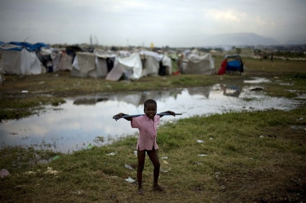 Un niño permanece junto a un charco dejado por las lluvias de los últimos en el campo de refugiados de 