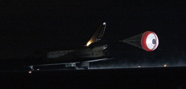 El transbordador espacial Endeavour en su aterrizaje.