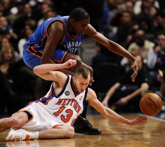 El jugador Sergio Rodriguez (abajo) de los Knicks de Nueva York disputa el balón con Kevin Durant de los Thunder de Oklahoma.